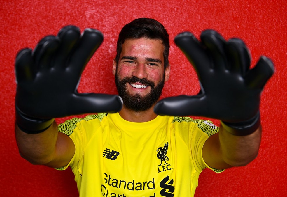 Alisson  o segundo goleiro mais caro da histria, atrs apenas de Kepa, do Chelsea  Foto: Reproduo/Twitter