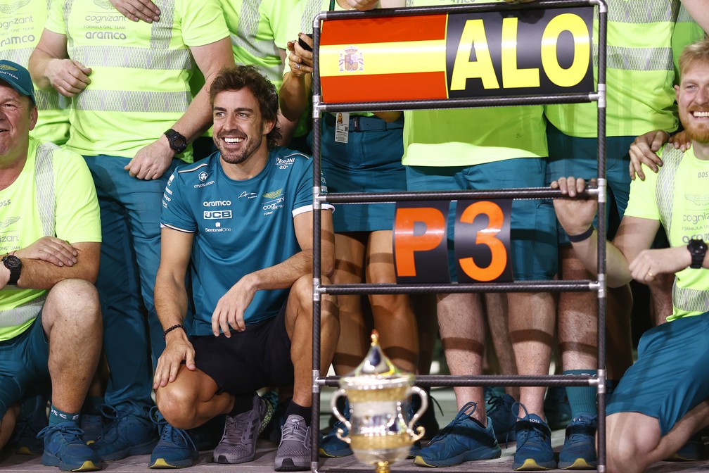 Fernando Alonso comemora o terceiro lugar no GP do Bahrein com os membros da equipe Aston Martin — Foto: Andy Hone/Aston Martin 