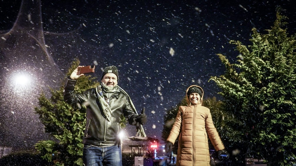Neve cai na noite de terça-feira (17) em Urupema — Foto: Tiago Ghizoni/NSC