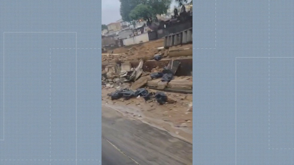 Muro de Cemitério na Ilha do Governador rompe durante a chuva — Foto: Reprodução/TV Globo 
