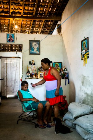 Vilma dos Santos da comunidade Palmeira dos Negros diz que crenças se misturam durante os benzimentos (Foto: Jonathan Lins/G1)