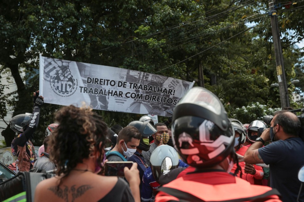 Fortaleza, 1º de julho, às 11h: Manifestantes reivindicam melhores condições de trabalho — Foto: Isanelle Nascimento/SVM