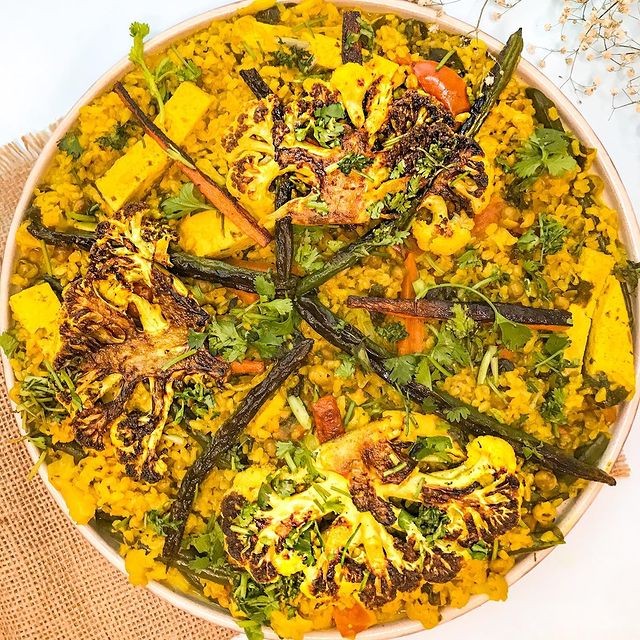 Use a cenoura, a vagem e a couve-flor para enfeitar a paella vegana e finalize com salsinha picada (Foto: Reprodução / Instagram)