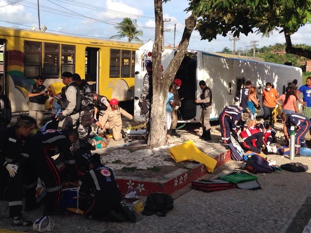 Acidente entre trem e ônibus em Santa Rita, na Paraíba (Foto: Walter Paparazzo/G1)