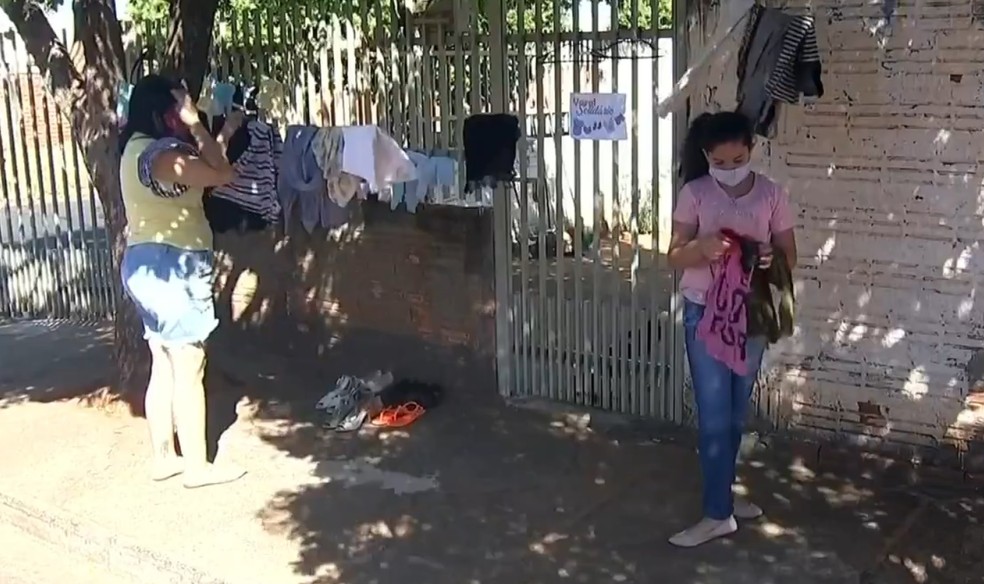 Menina cria varal solid&aacute;rio para ajudar fam&iacute;lias em Votuporanga (SP) &mdash; Foto: Reprodu&ccedil;&atilde;o/TV TEM