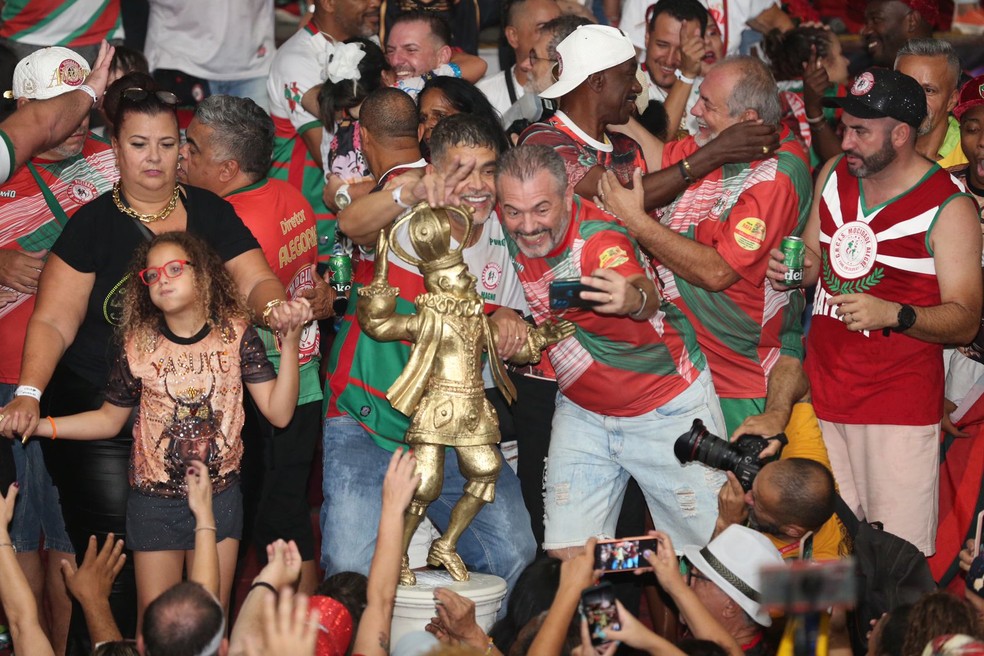 Comemoração na quadra da Mocidade com o troféu do carnaval 2023 — Foto: Celso Tavares/g1