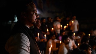 Membros do Congresso da Juventude da Índia participam de uma marcha à luz de velas em Nova Délhi — Foto: SAJJAD HUSSAIN/AFP