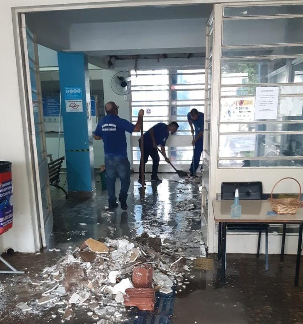 Parte do teto de gesso caiu no Centro de Saúde de Presidente Venceslau (SP) — Foto: Prefeitura de Presidente Venceslau
