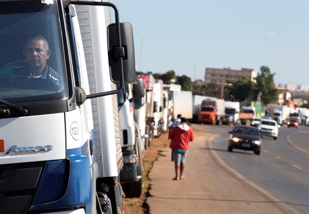Greve de caminhoneiros em protesto ao aumento do diesel (Foto:  EFE/Joédson Alves)