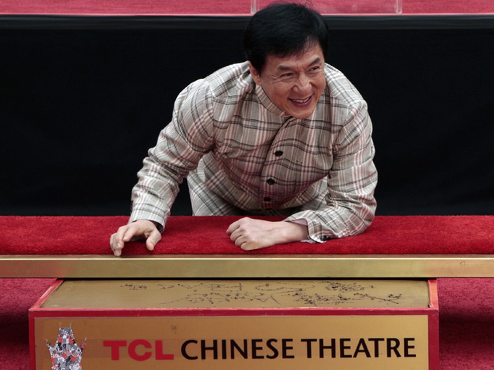 Jackie Chan no Chinese Theater, em Hollywood (Foto: Reuters/Jonathan Alcorn)