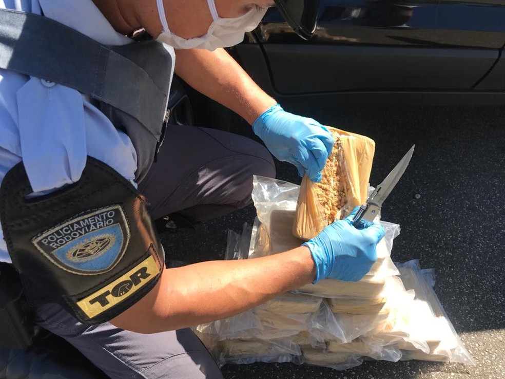 Tabletes de crack estavam escondidos no fundo falso do painel do veículo — Foto: Polícia Rodoviária/Divulgação