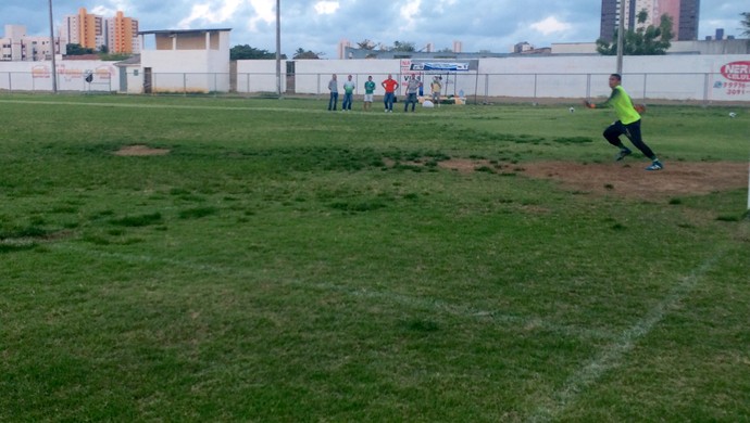 Alecrim - campo barro treino jogadores Athirson Mazzoli  (Foto: Luiz Henrique/GloboEsporte.com)