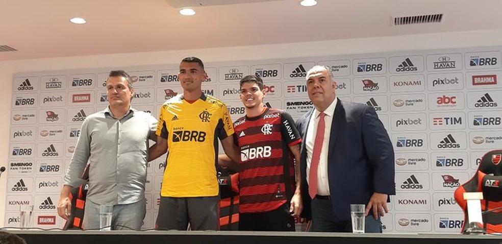 Santos e Ayrton Lucas são apresentados no Flamengo — Foto: Gustavo Rotstein / ge