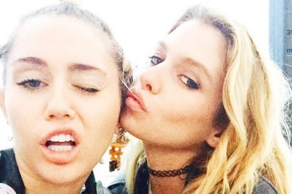 A cantora Miley Cyrus com a ex Stella Maxwell (Foto: Instagram)