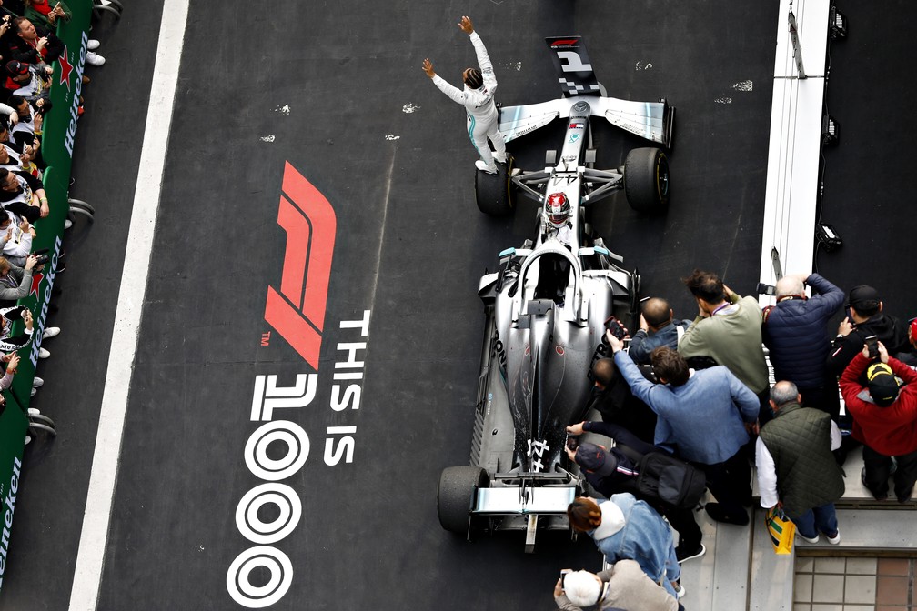 Lewis Hamilton comemora vitÃ³ria no GP 1000 da FÃ³rmula 1, em Xangai â€” Foto: Getty Images