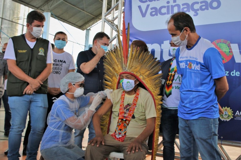 Indígena Fernando Katukina foi primeiro vacinado contra Covid-19 em Cruzeiro do Sul — Foto: Odair Leal/Secom