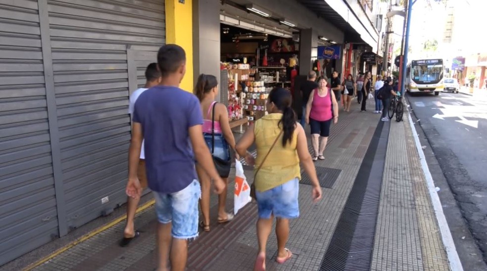 Comércio funciona em horário diferenciado no carnaval — Foto: Ely Venâncio/EPTV