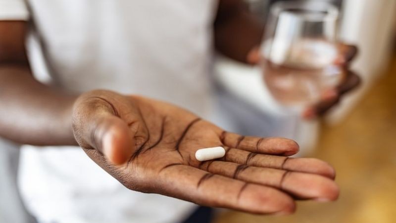 No exterior, já existem dois comprimidos com ação antiviral para pacientes nos primeiros dias de covid: o paxlovid (Pfizer) e o monupiravir (MSD) (Foto: Getty Images via BBC News)