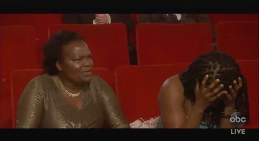 Damalie Namusoke, mãe de Daniel Kaluuya, reage ao vivo ao discurso do filho (Foto: Reprodução / Twitter)