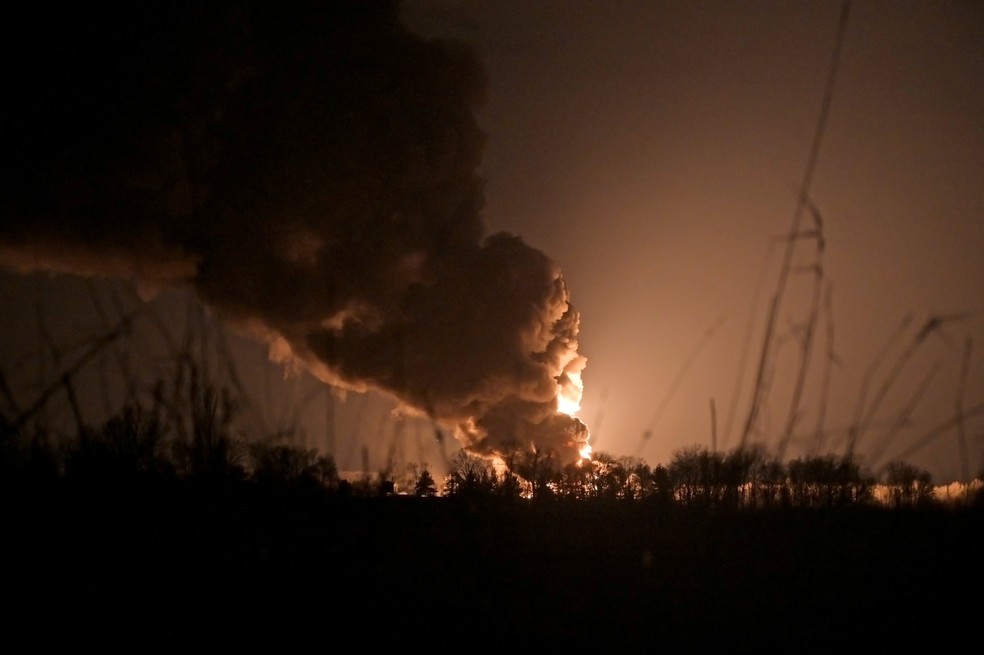 27 de fevereiro - Depósito de petróleo em chamas após ser atingido por um bombardeio perto da base aérea militar Vasylkiv, na região de Kiev, Ucrânia — Foto: Maksim Levin/Reuters