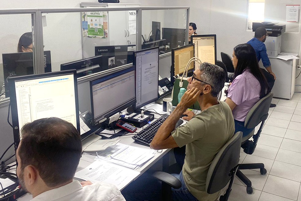 Servidores trabalham  no mutirão da 15ª Vara Criminal — Foto: TJ-AL