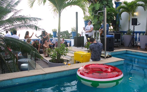 Show da Ana Vilela na beira da piscina da Casa QUEM no Rio