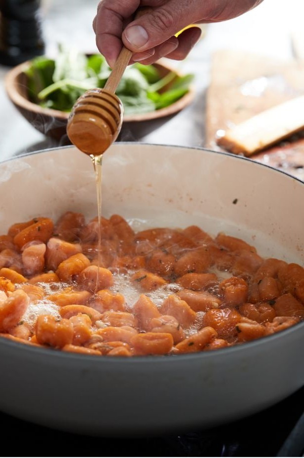 Sirva o nhoque de batata doce ainda quente e finalize com parmesão ralado e mel (Foto: Divulgação / KitchenAid)
