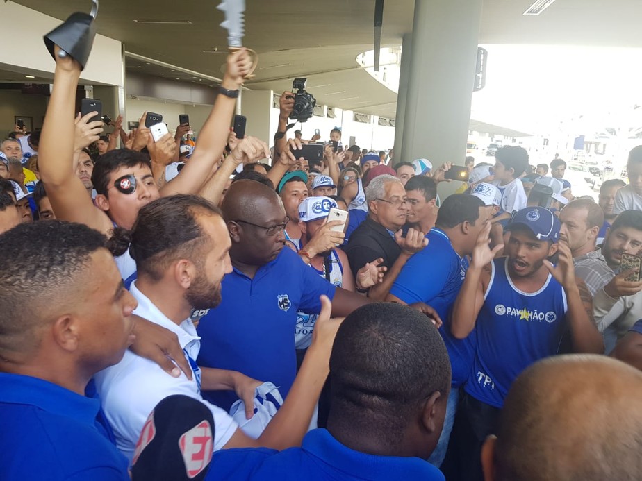 Barcos E Recebido Por Torcedores Do Cruzeiro Na Chegada A Belo Horizonte Cruzeiro Ge