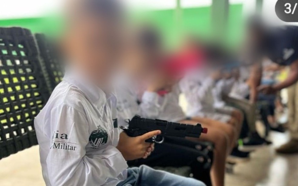 Crianças aparecem em fotos empunhando armas de pressão durante curso de atirador mirim no Clube de Caça e Tiro Hunter, em Jataí, Goiás — Foto: Reprodução/Instagram Hunter Jataí