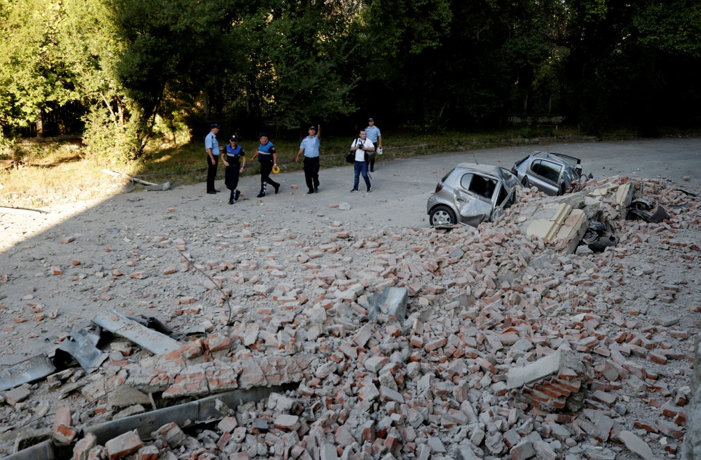 Carros destruÃ­dos sob pilha de entulhos apÃ³s terremoto em Tirana, na AlbÃ¢nia, em 21 de setembro de 2019 â€” Foto: Florion Goga/Reuters