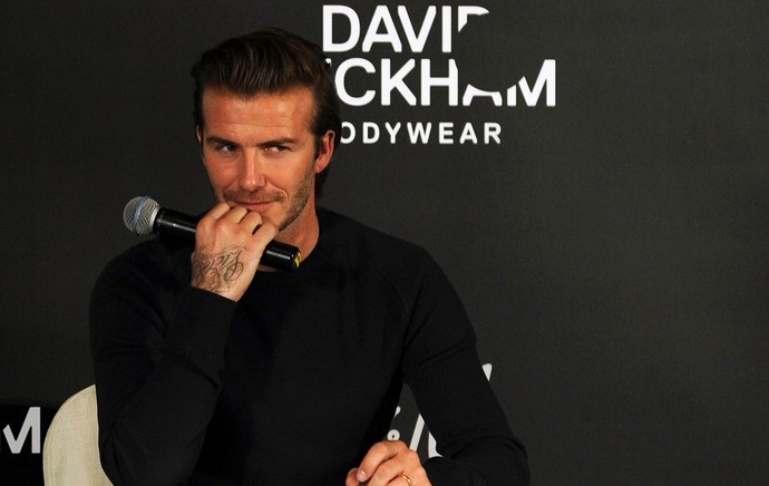 Beckham leva tombo ao cobrar falta em evento na China