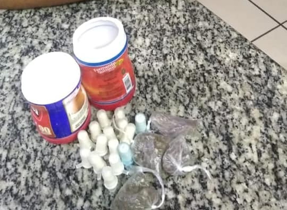 Drogas são apreendidas em Grussaí, em São João da Barra — Foto: Divulgação/8ºBPM