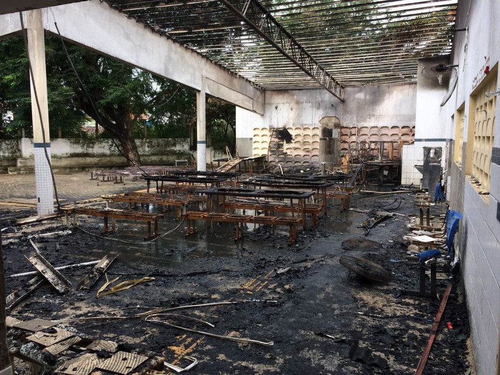 Refeitório da escola ficou destruído (Foto: Kleber Teixeira/Inter TV Cabugi)