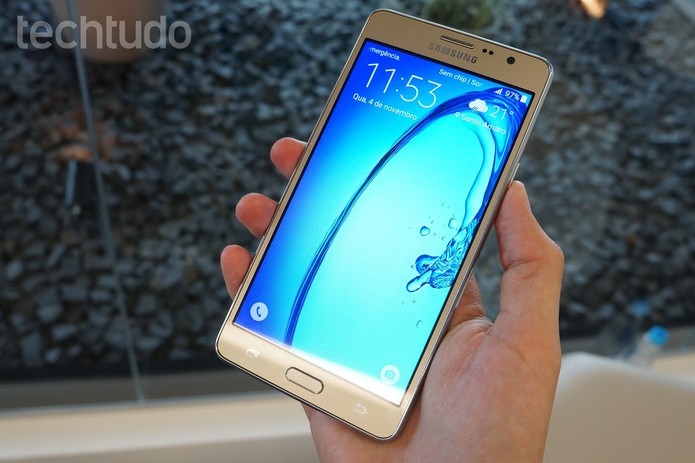 Galaxy On7 oferece design com versão em preto e dourado (Foto: Thassius Veloso/TechTudo)