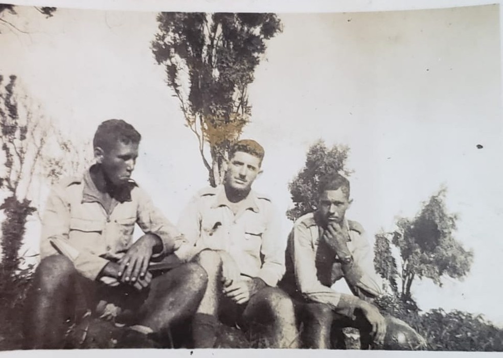 2º tenente Ermando Armelindo Piveta (ao centro), com companheiros durante 2ª Guerra Mundial — Foto: Arquivo pessoal