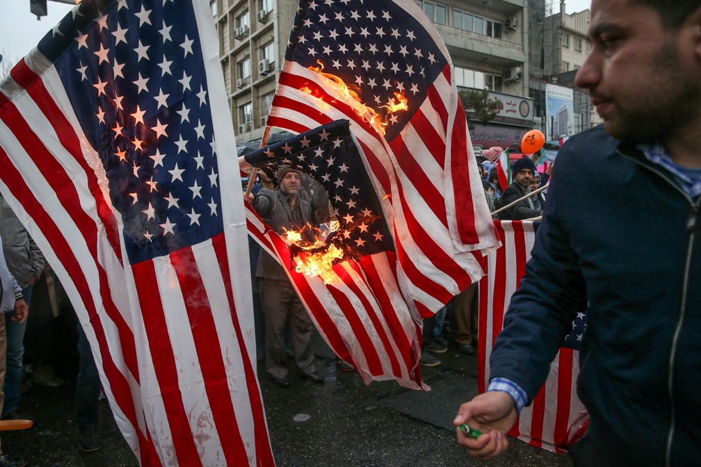 Iranianos queimam bandeiras dos EUA durante uma cerimônia para marcar o 40º aniversário da Revolução Islâmica em Teerã, em 2019 — Foto: Meghdad Madadi/Tasnim News Agency/via Reuters