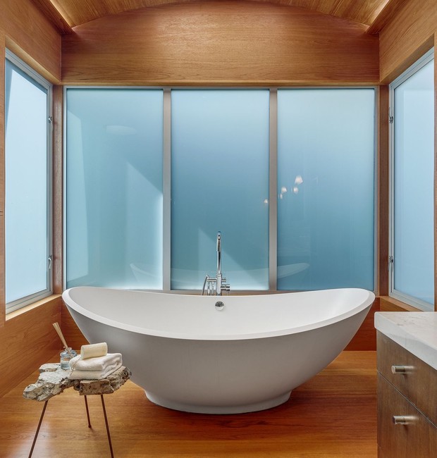 Casando perfeitamente com a estética da casa, a banheira traz ainda mais elegância ao ambiente (Foto: Reprodução / The Wall Street Journal - Noel Kleinman)