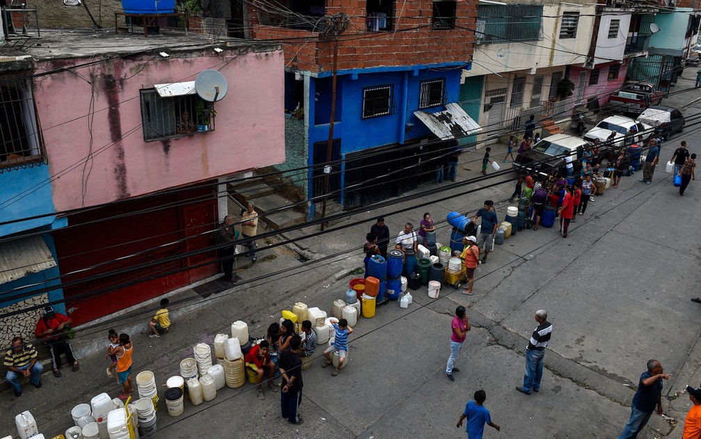 Venezuelanos fazem filas para obter água — Foto: Federico Parra/AFP