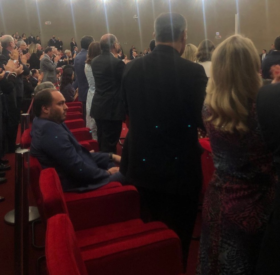 Carlos Bolsonaro é um dos poucos a não se levantar em momento de aplausos de pé para Alexandre de Moraes — Foto: Isadora Peron/Valor Econômico