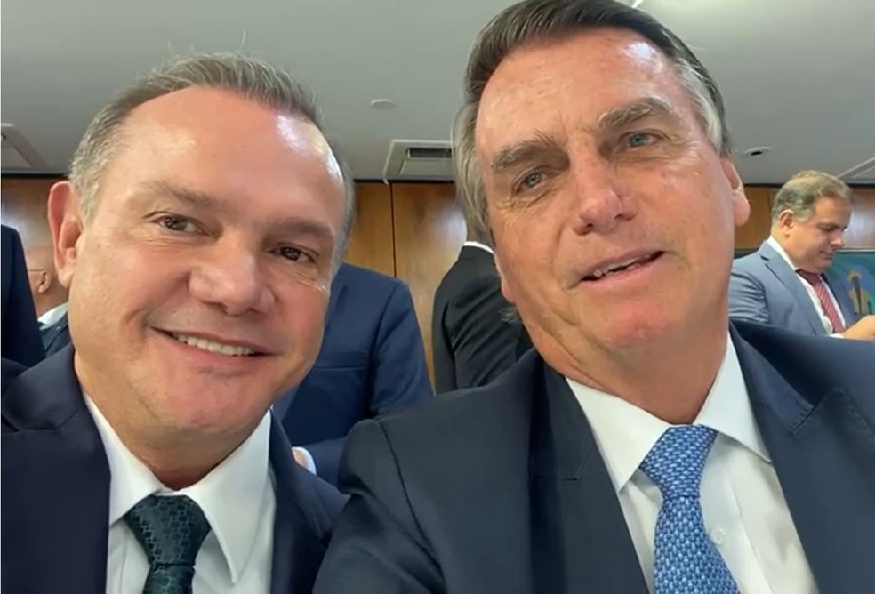 O senador Wellington Fagundes e o presidente Jair Bolsonaro discutiram a concessão da BR-163 nesta quarta-feira — Foto: Divulgação