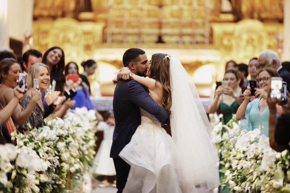 Renato Góes e Thaila Ayala se beijam após o "sim" — Foto: Duo Borgatto/Divulgação