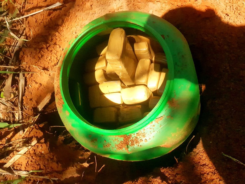 Parte da droga estava escondida em tambores e enterrada no s&iacute;tio (Foto: Pol&iacute;cia Militar/Cedida)