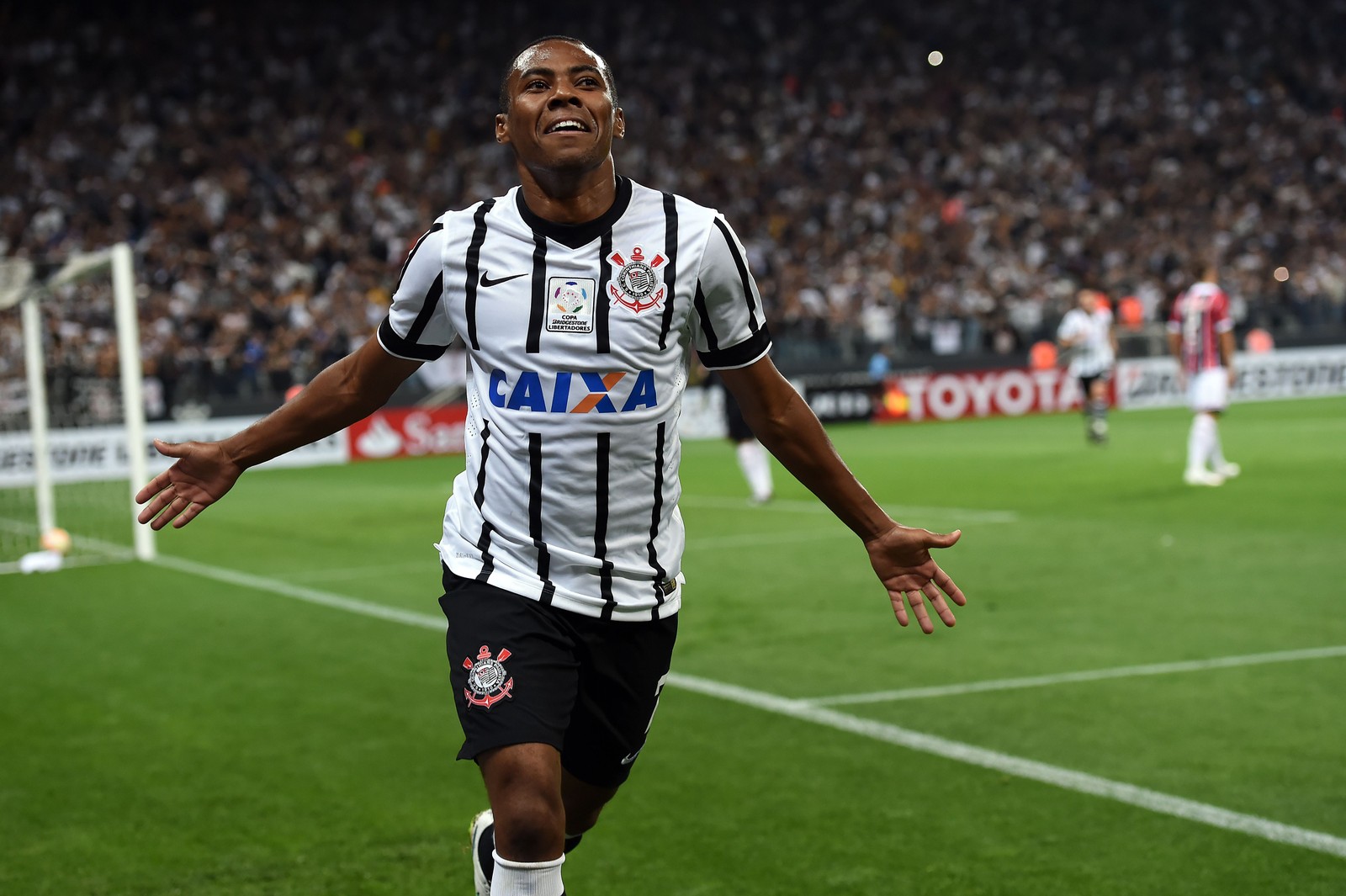 O jogador Elias, quando jogava pelo Corinthians em 2015, foi chamado de 'macaco' pelo zagueiro Cristian González, em jogo contra o Danubio, pela LibertadoresAFP
