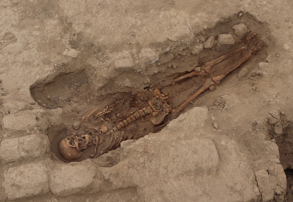 Fotografia divulgada pelo Museu das Tumbas Reais de Sipán mostra um dos 29 restos mortais encontrados no sítio arqueológico em Lambayeque, no Peru — Foto: AFP