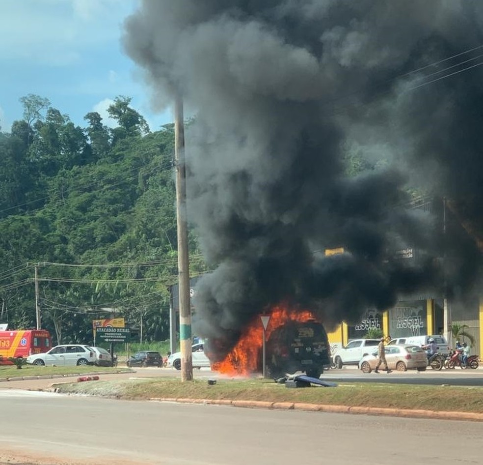 Caminhonete da PM pega fogo em Parauapebas, no PA — Foto: Reprodução / TV Liberal