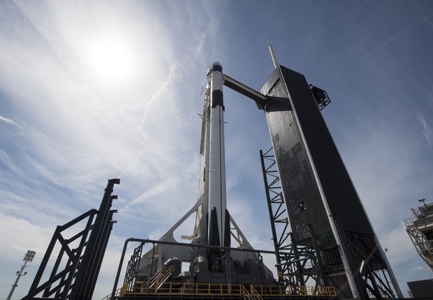 O foguete Falcon 9 com a sonda Crew Dragon é visto na plataforma de lançamento no  Complexo de Lançamento 39A, no Centro Espacial Kennedy (Foto: Getty Images)