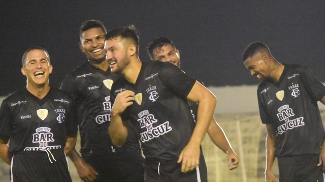 Jogadores do Treze comemoram gol que abriu a goleada contra o Atlético-PB