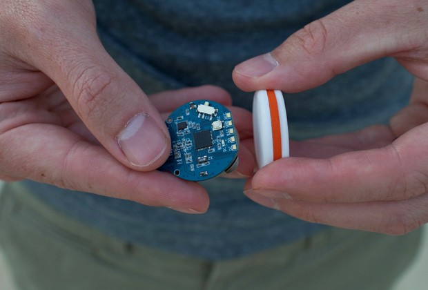 Com menos de quatro centímetros de diâmetro, sensor é conectado a smartphone por bluetooth (Foto: The Grosby Group)