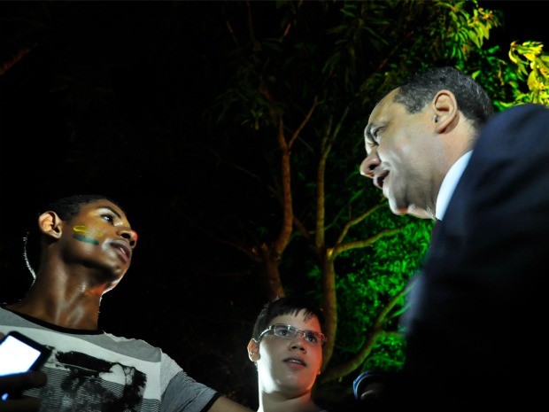Vereador discute com manifestantes durante protesto em Cuiabá. (Foto: Renê Dióz / G1)