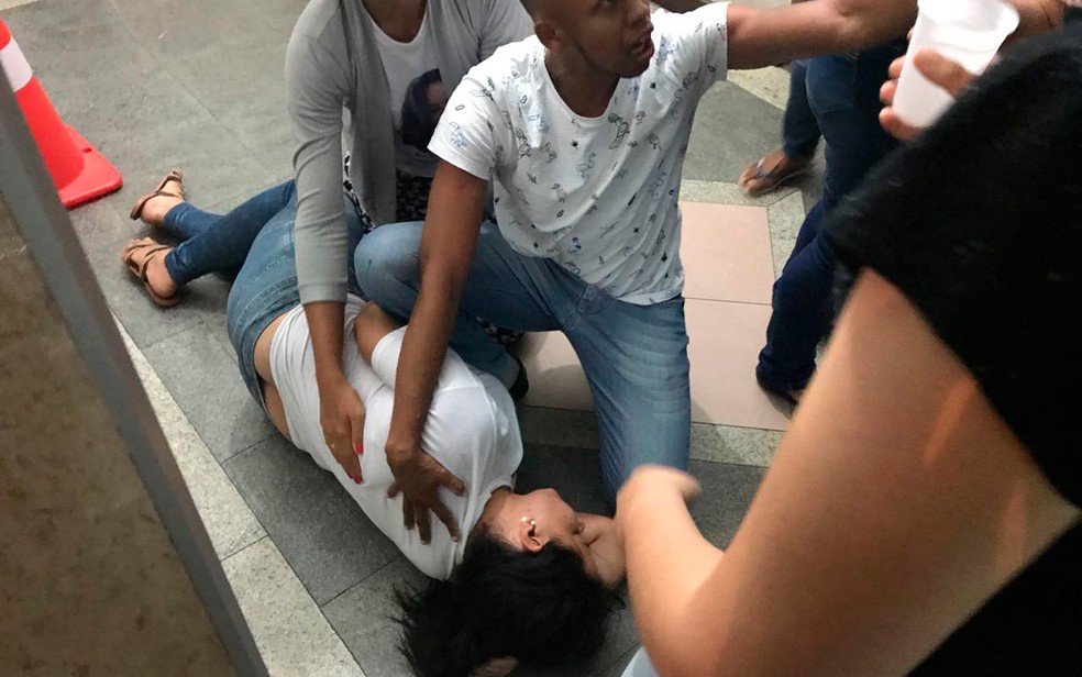 Mãe de Andreza, Lívia Tito, desmaiou ao ver o suspeito de matar a filha deixando a delegacia (Foto: Alan Tiago Alves/ G1)